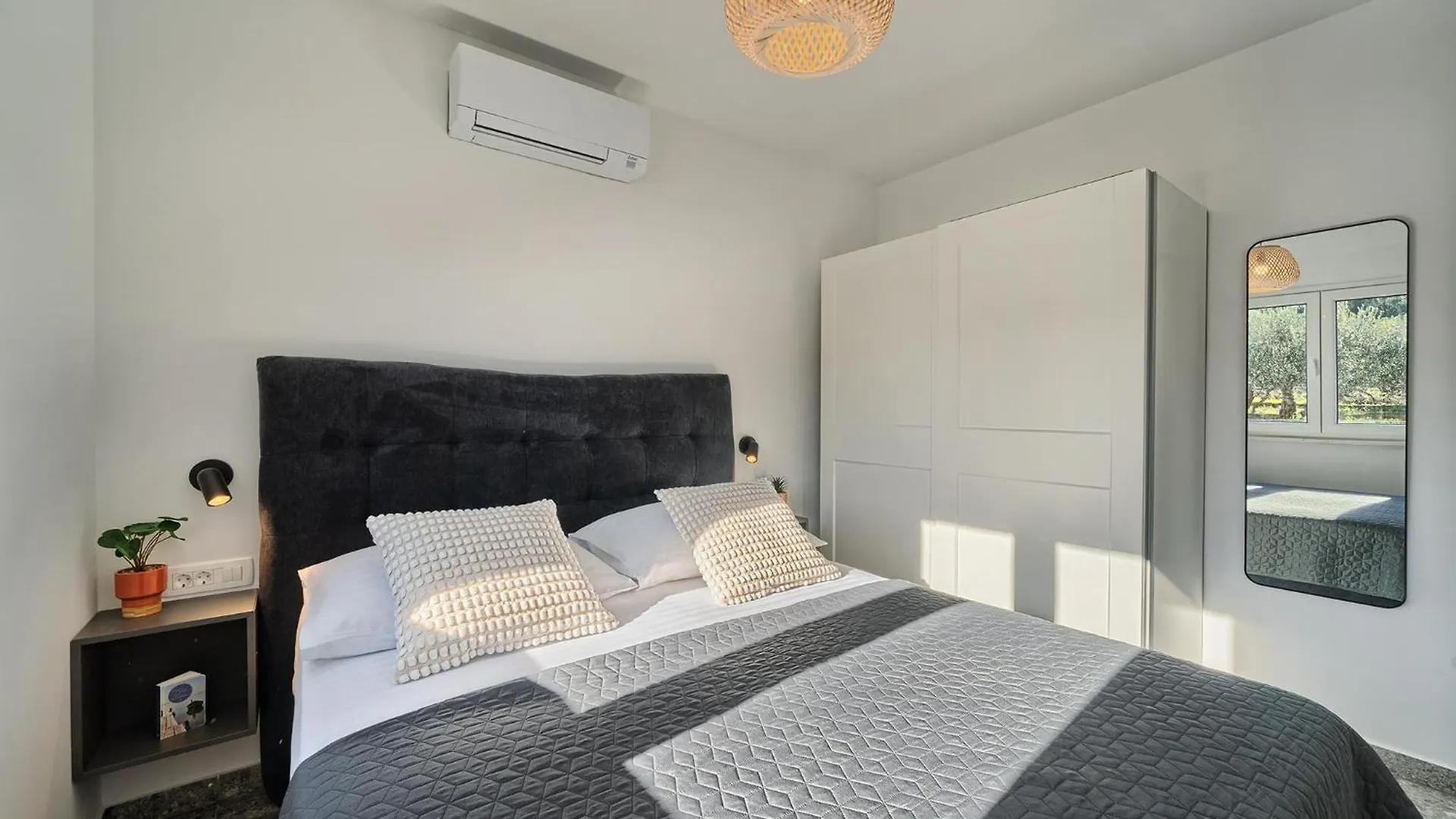 Bura Breeze - Sea-View Garden Apartment Slatine Croatia