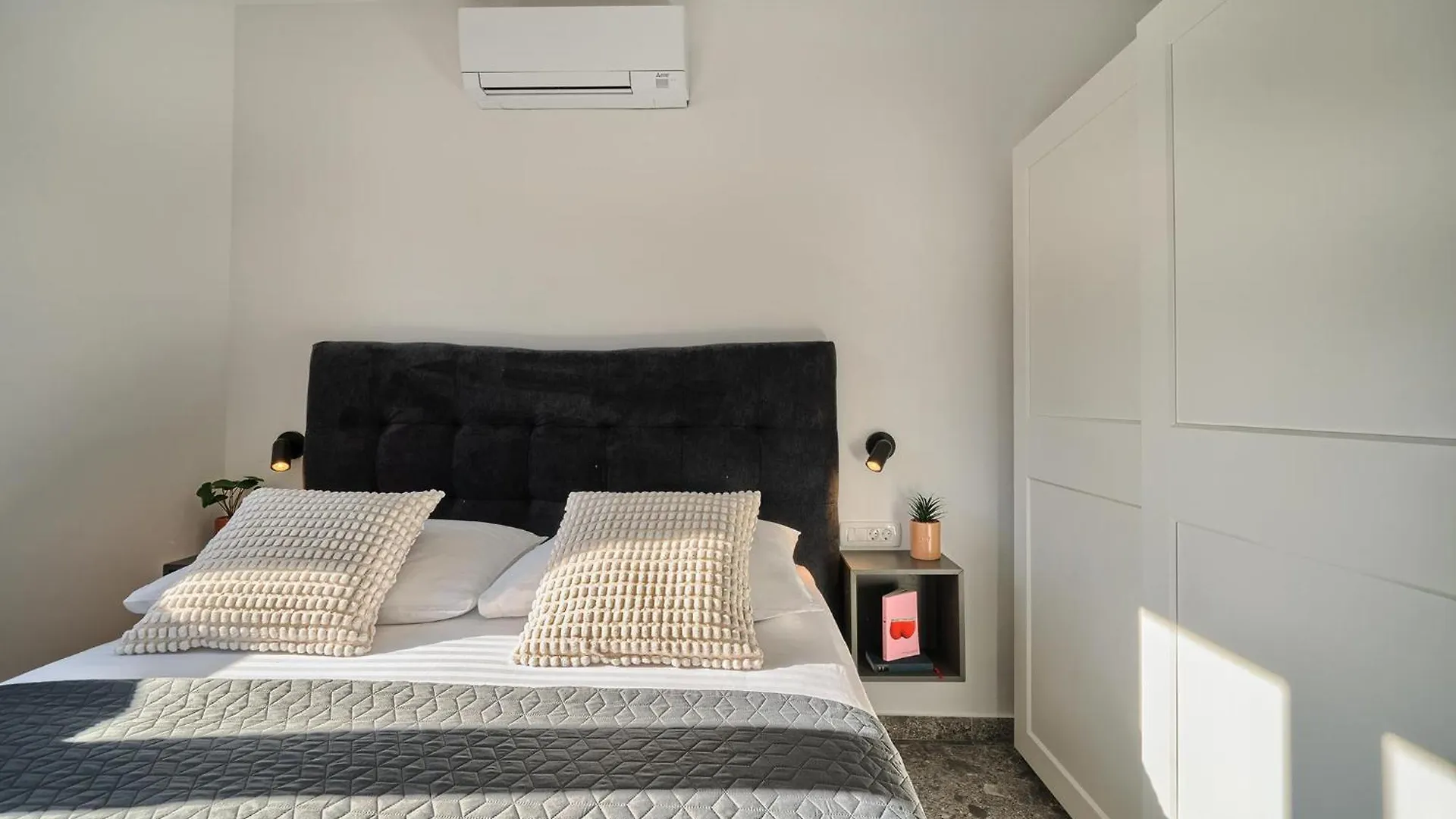 Bura Breeze - Sea-View Garden Apartment Slatine