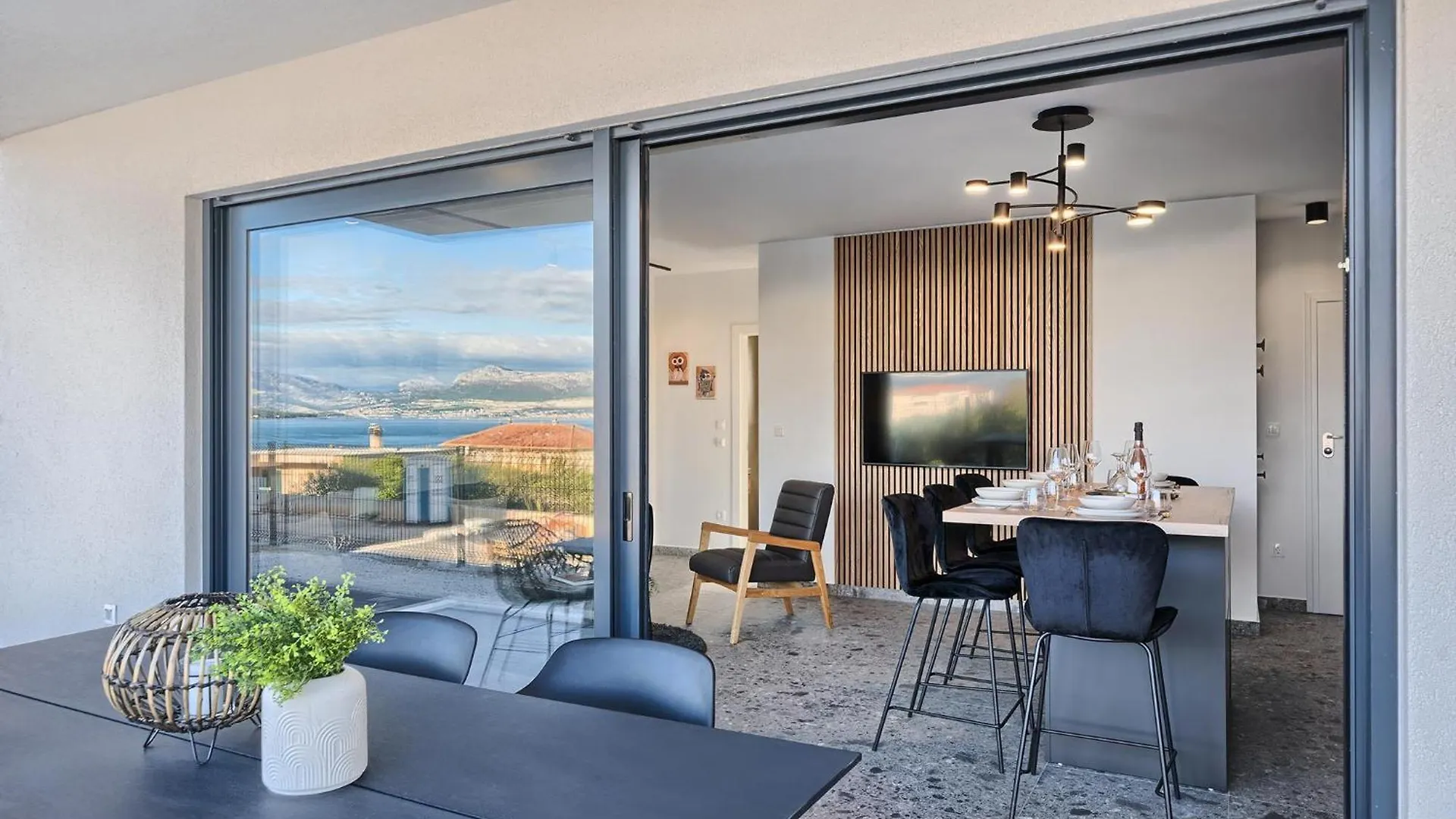 Bura Breeze - Sea-View Garden Apartment Slatine Croatia