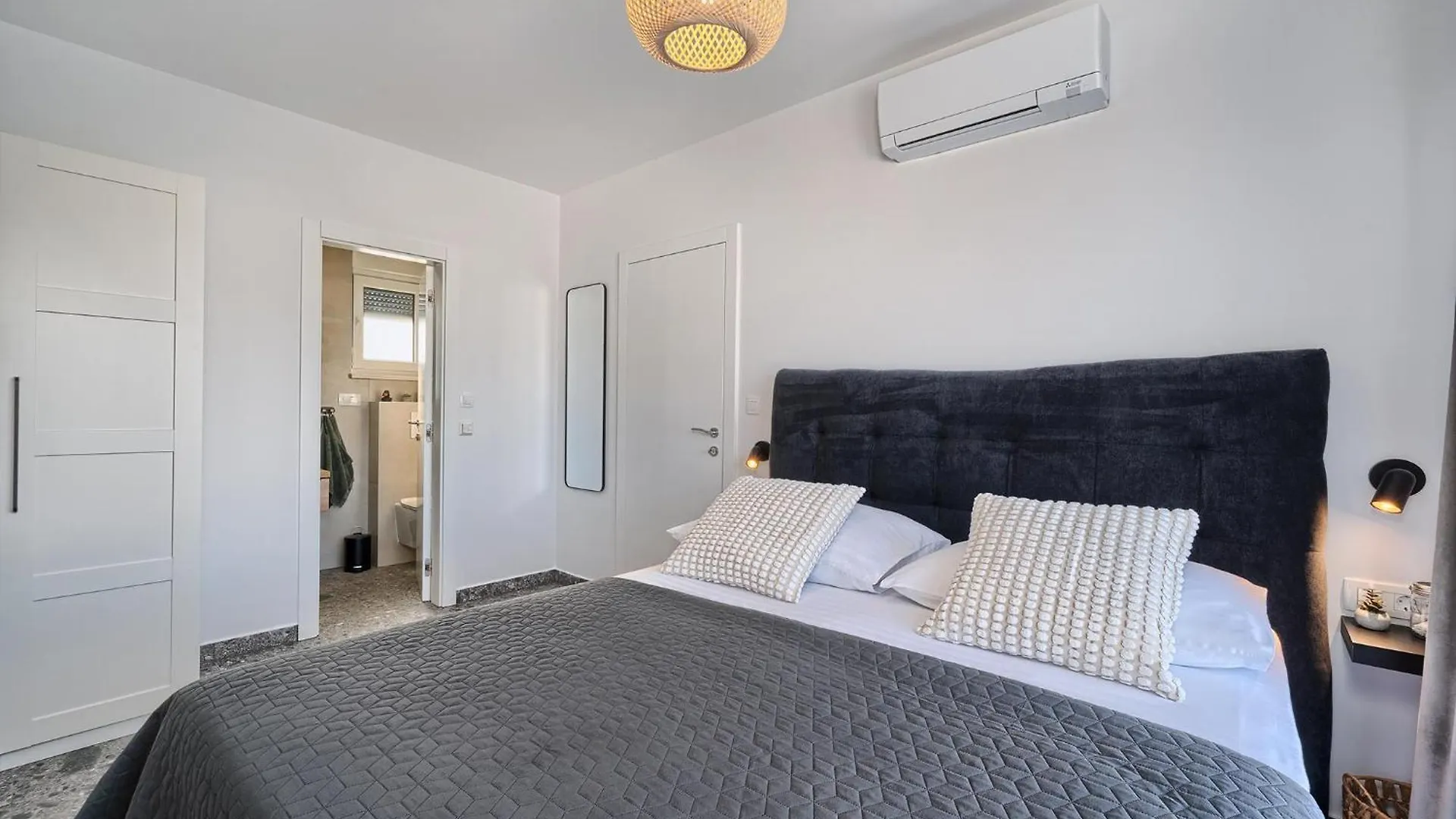 Bura Breeze - Sea-View Garden Apartment Slatine 0*,  Croatia