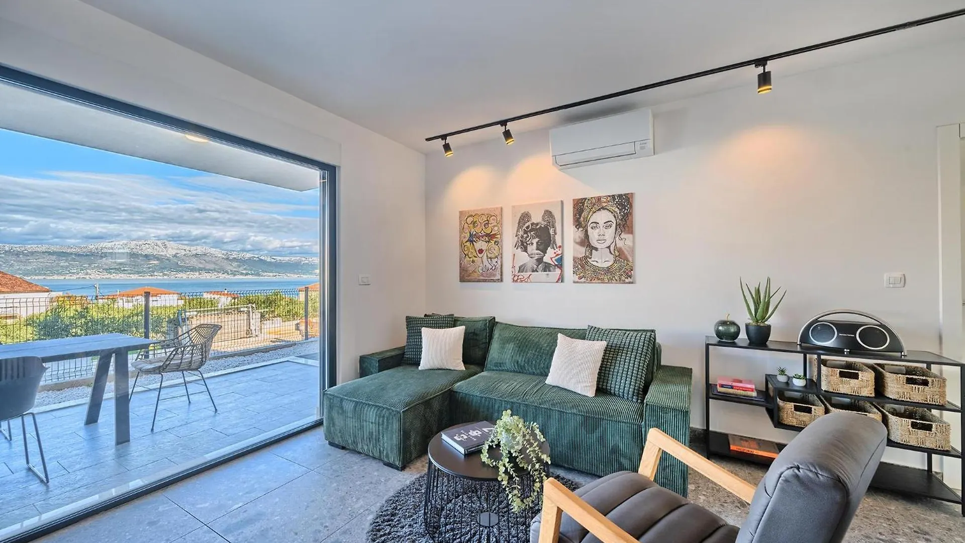 Bura Breeze - Sea-View Garden Apartment Slatine