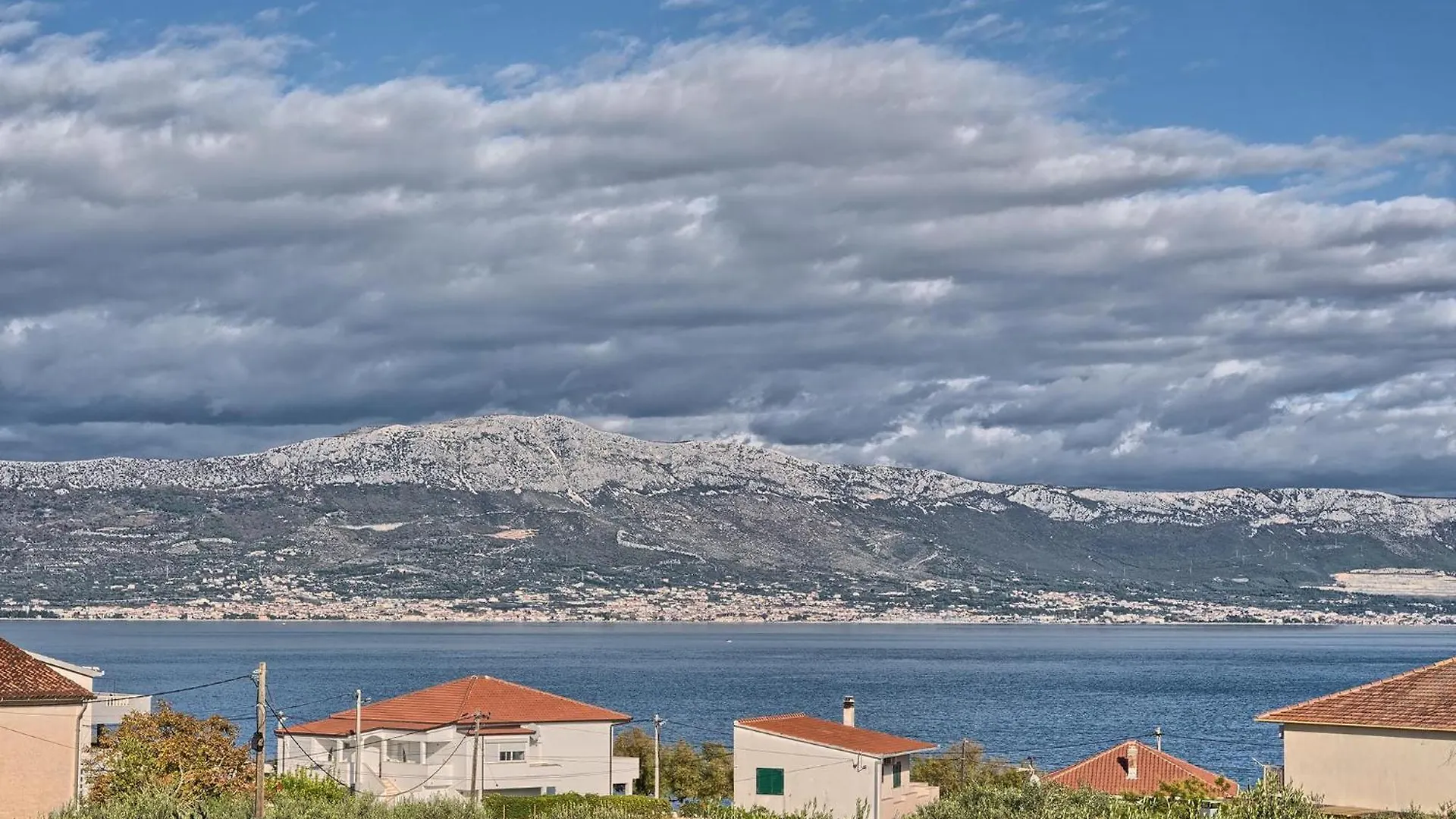 Bura Breeze - Sea-View Garden Apartment Slatine