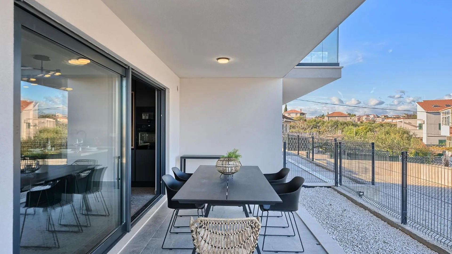 Bura Breeze - Sea-View Garden Apartment Slatine Croatia