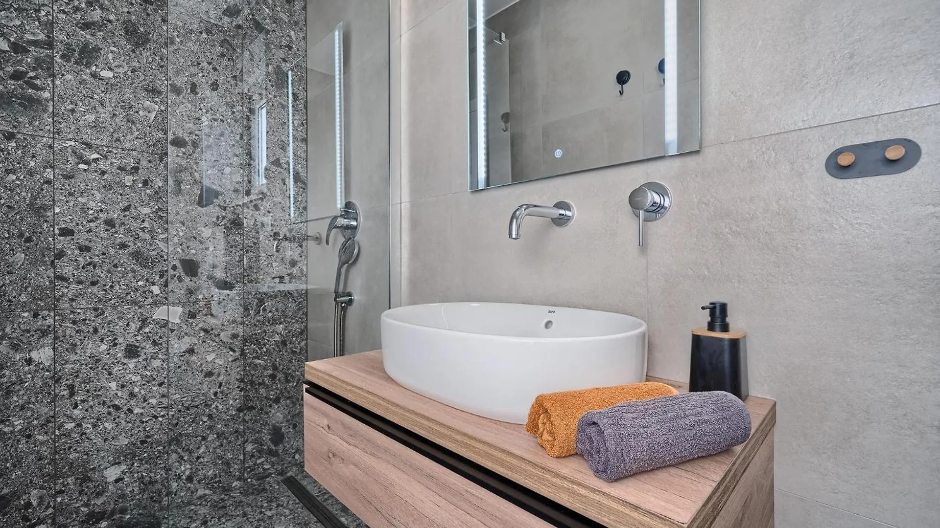 Bura Breeze - Sea-View Garden Apartment Slatine