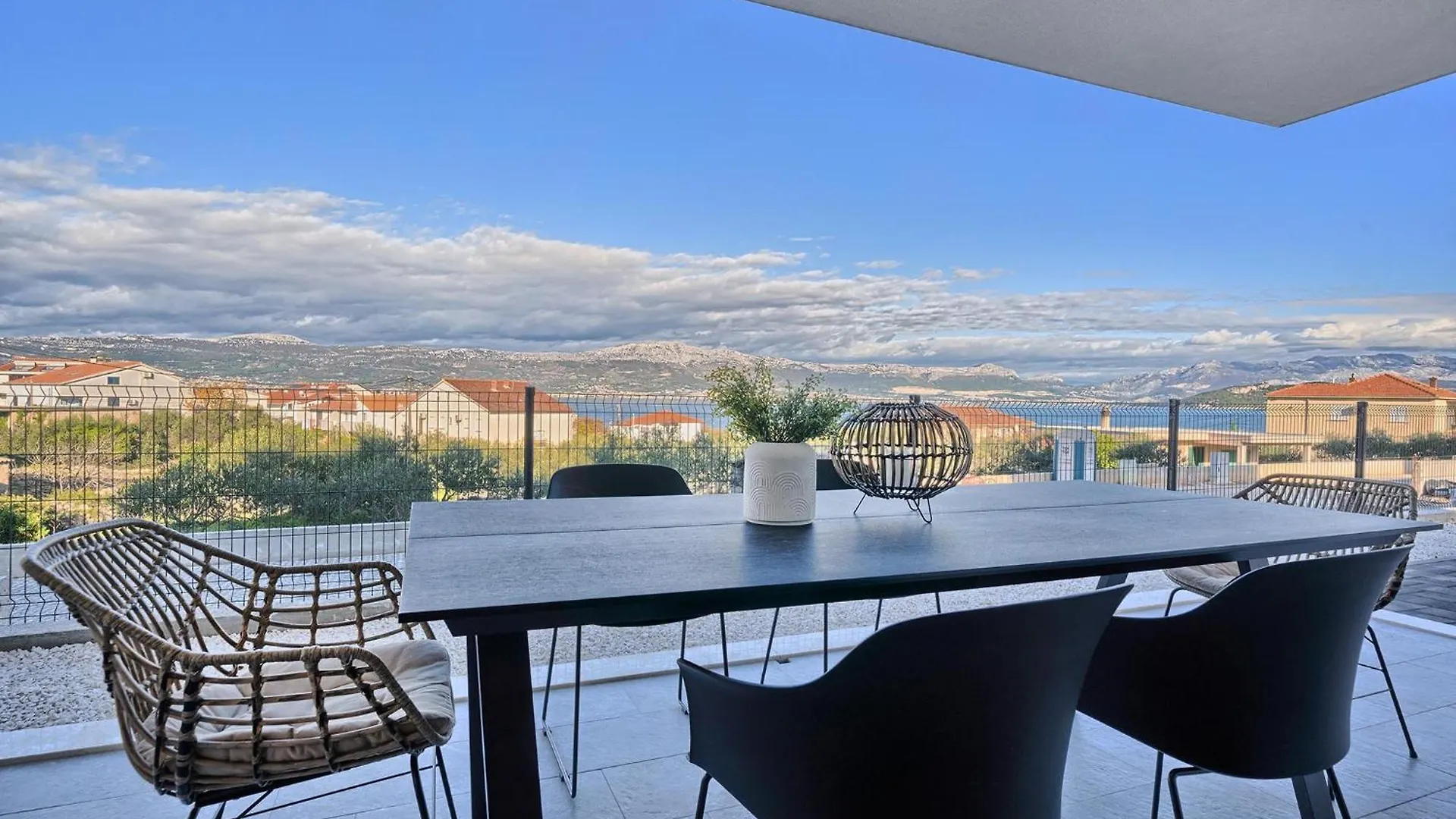 Bura Breeze - Sea-View Garden Apartment Slatine 0*,