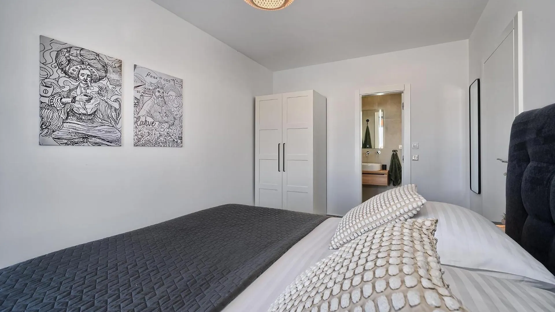 Bura Breeze - Sea-View Garden Apartment Slatine